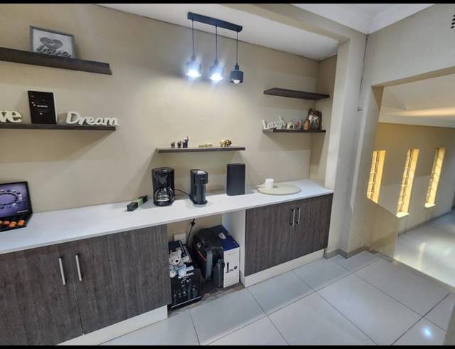 5 BEDROOM HOUSE FOR SALE IN GLENVISTA